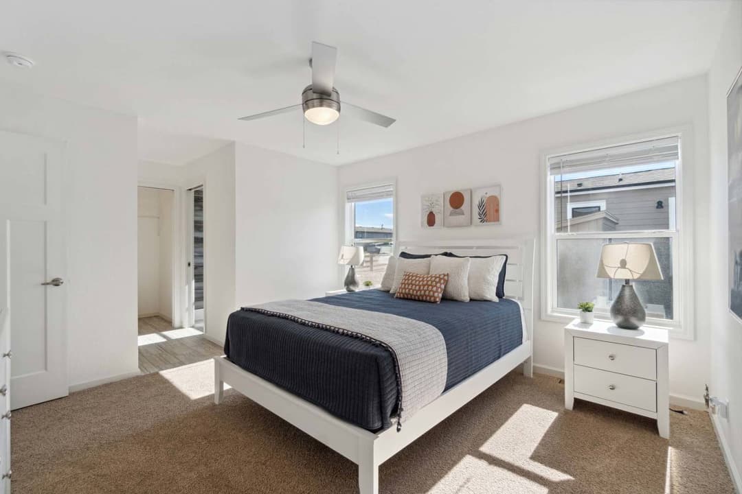 Aurora-e bedroom home features