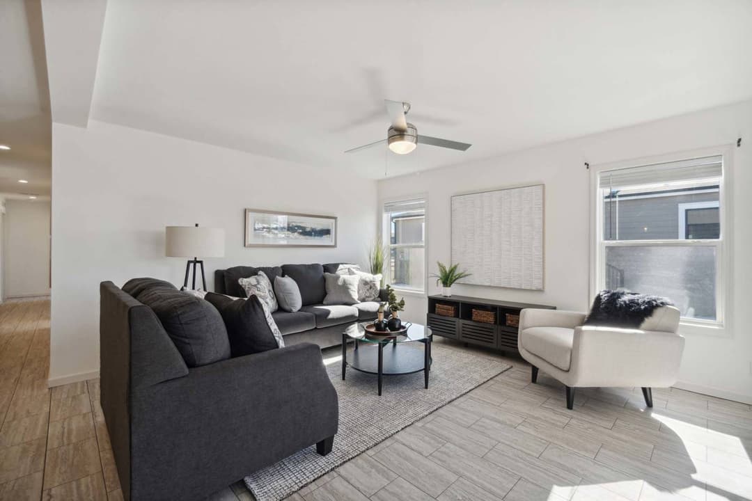 Aurora-e interior home features