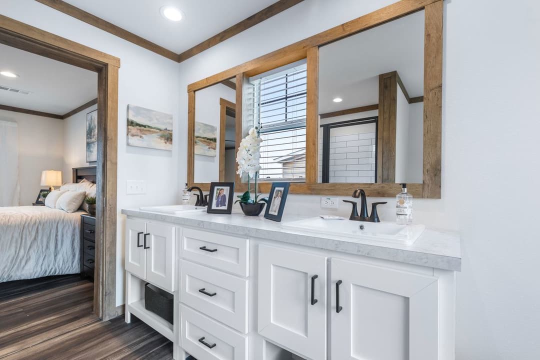 Everett bathroom home features