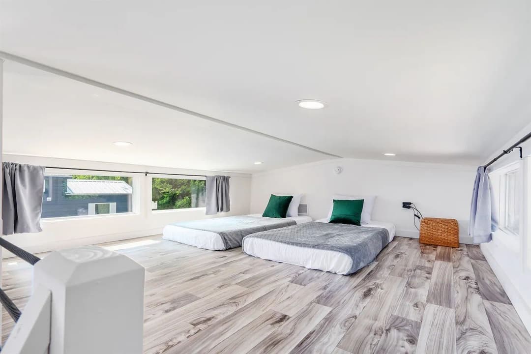 Whispering pines | 4b 100 bedroom home features