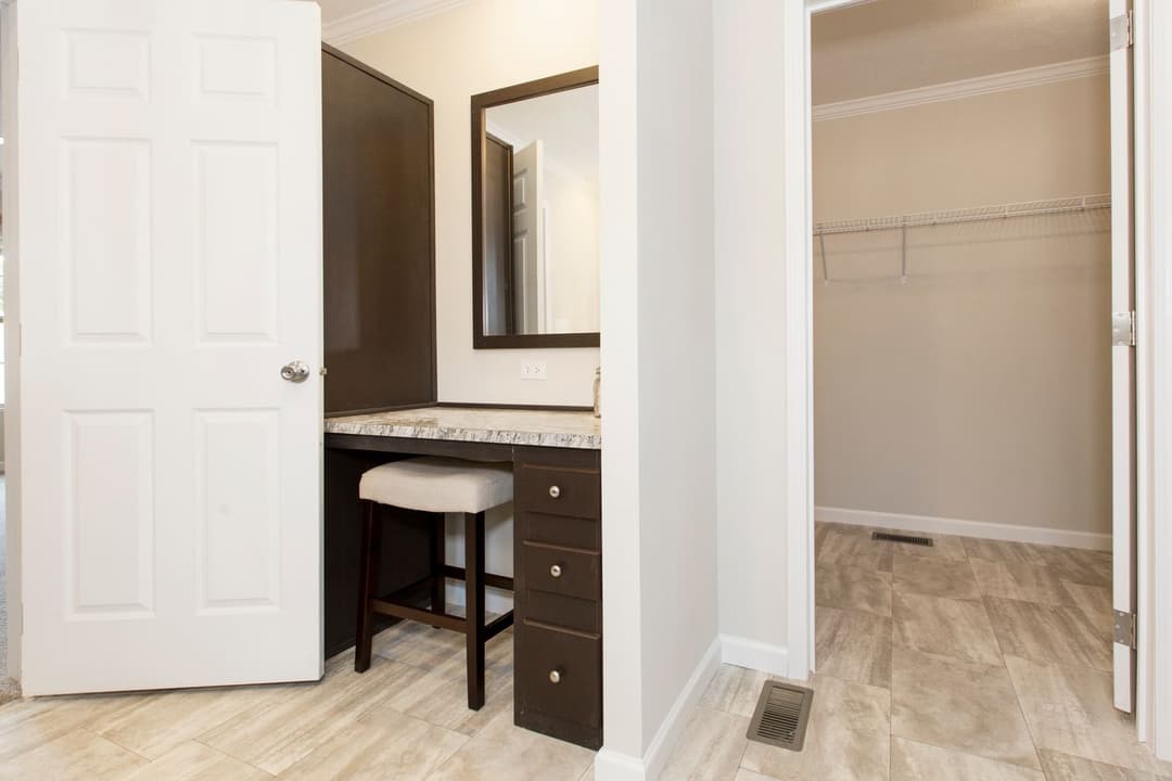 Woodbridge i interior home features