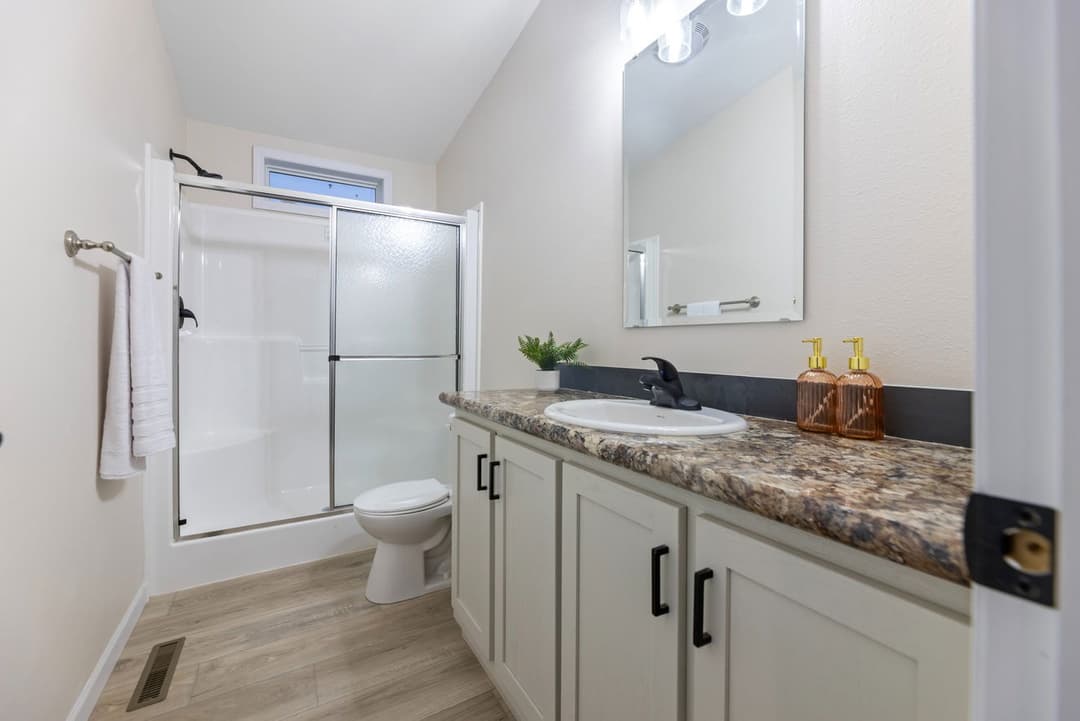 The timberlake with porch 193002 bathroom home features