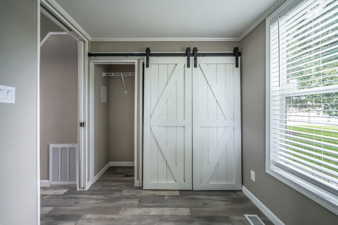 Eagle 11351g interior home features