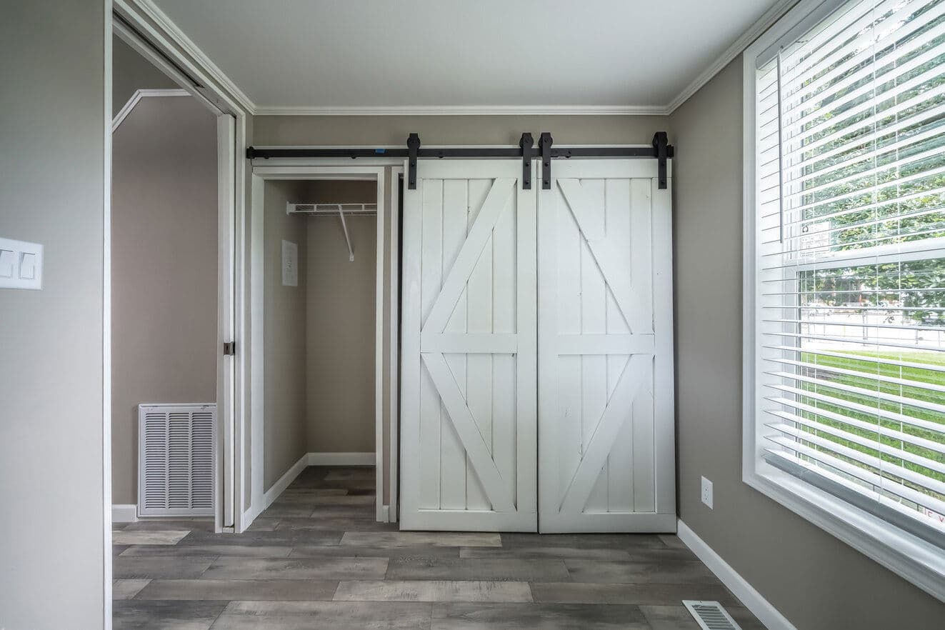 Eagle 11351g interior home features