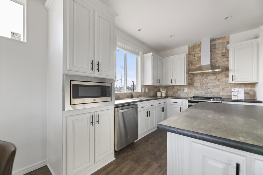 Pacifica  interior and kitchen home features