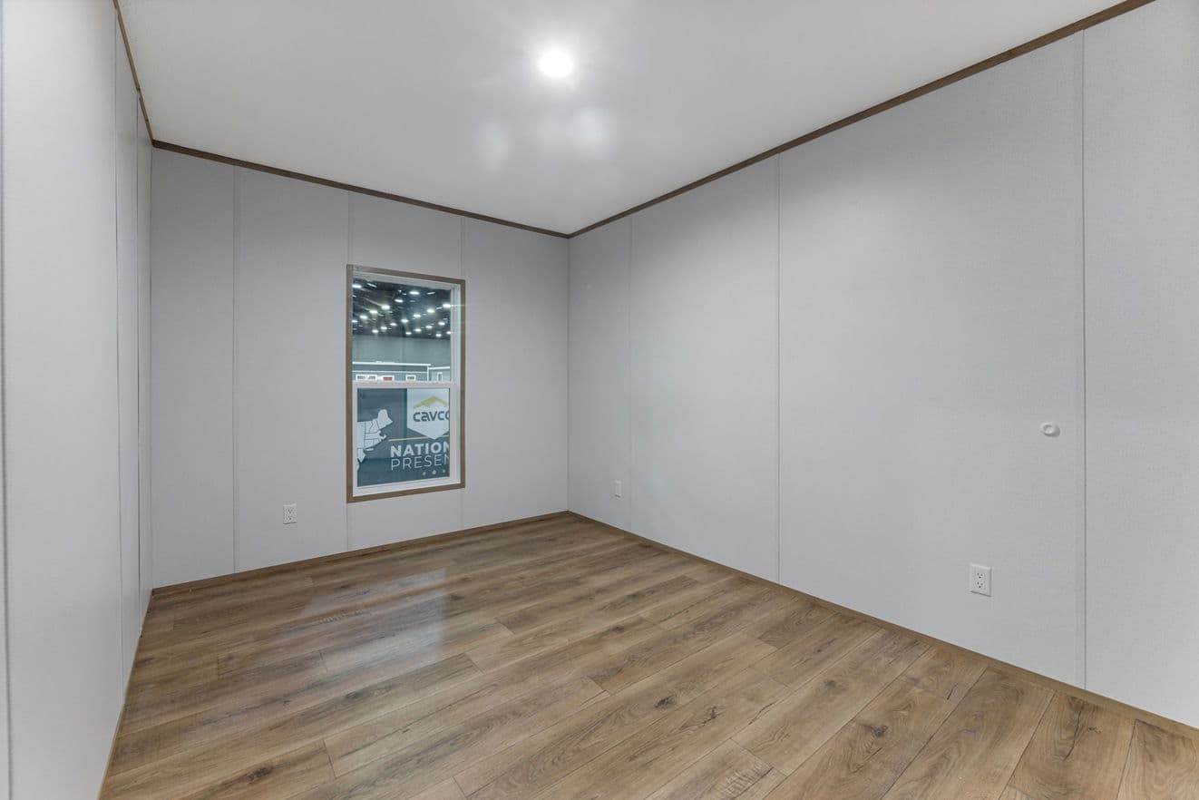 Phoenix 32563a bedroom home features