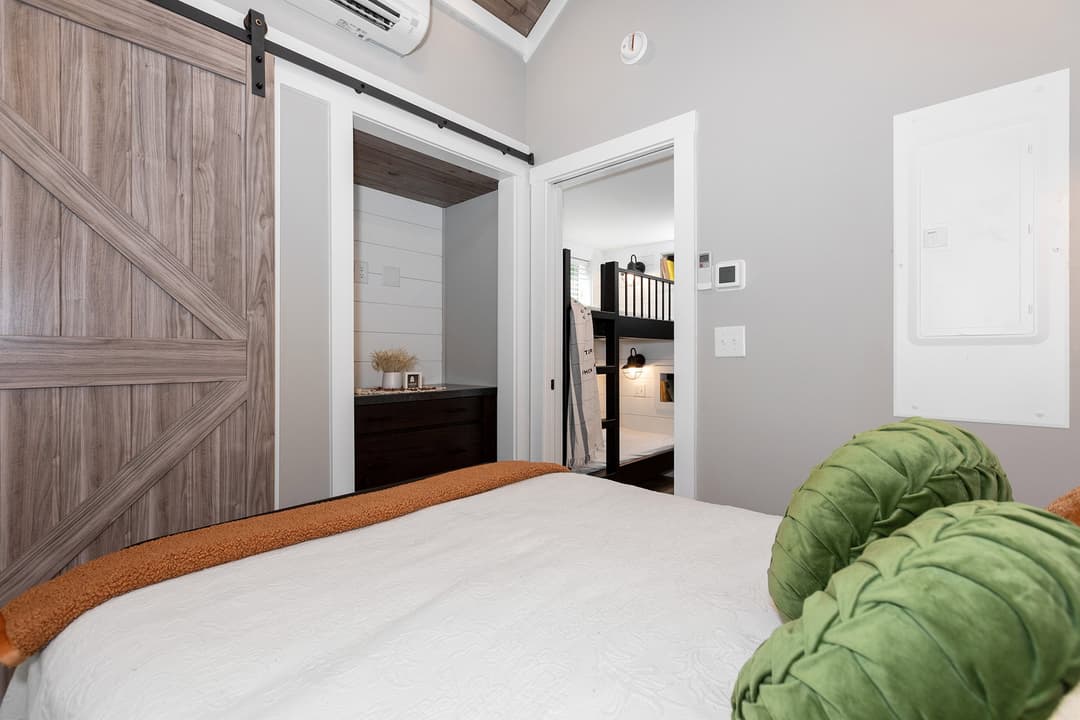 Swayback bedroom home features