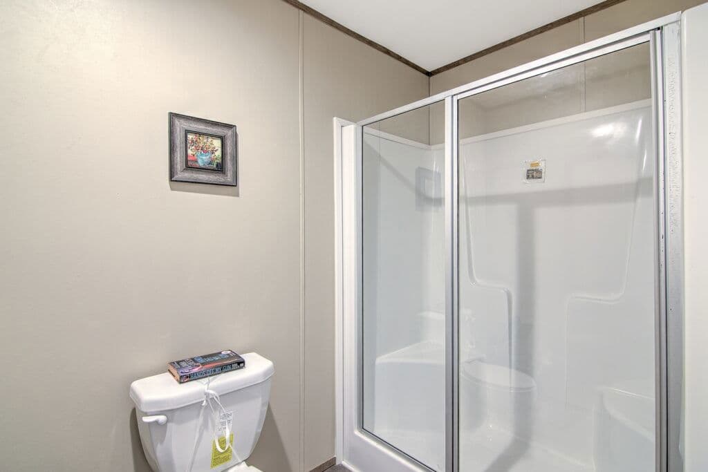 Vela 9456 bathroom home features