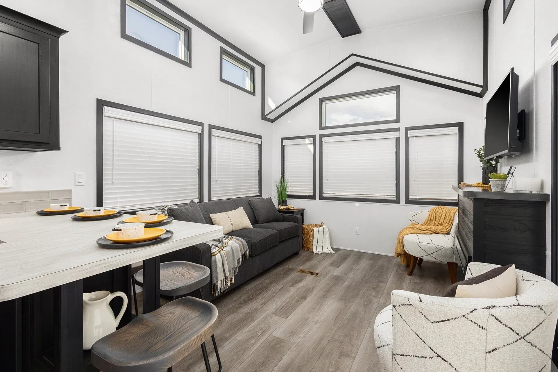 Lakeside 8104bk interior home features