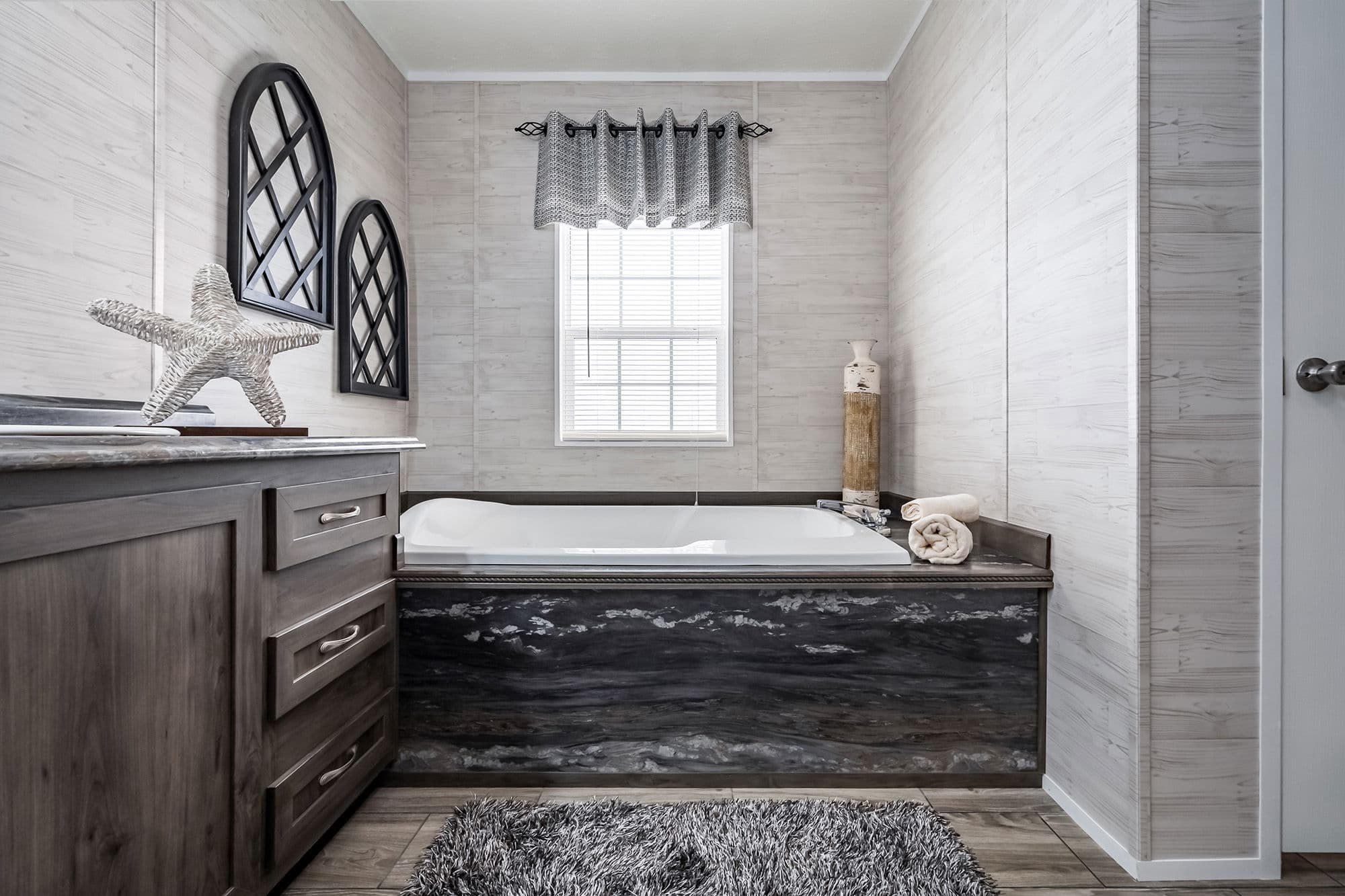 Md-41-32 bathroom home features