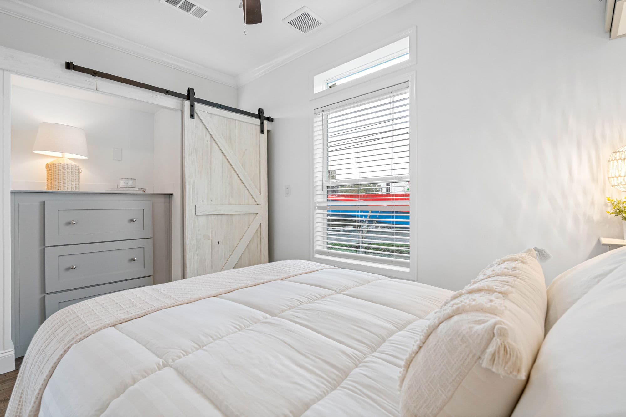 Daisy bedroom home features