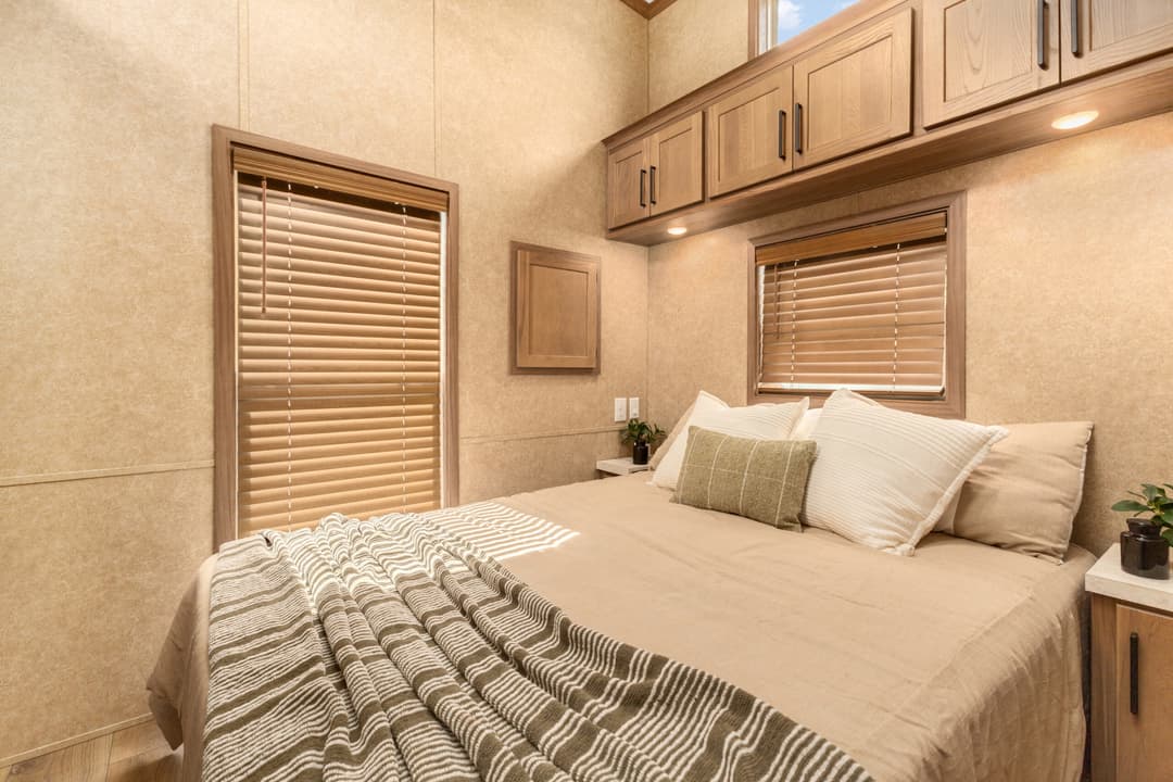 Lakeside 8180 bedroom home features