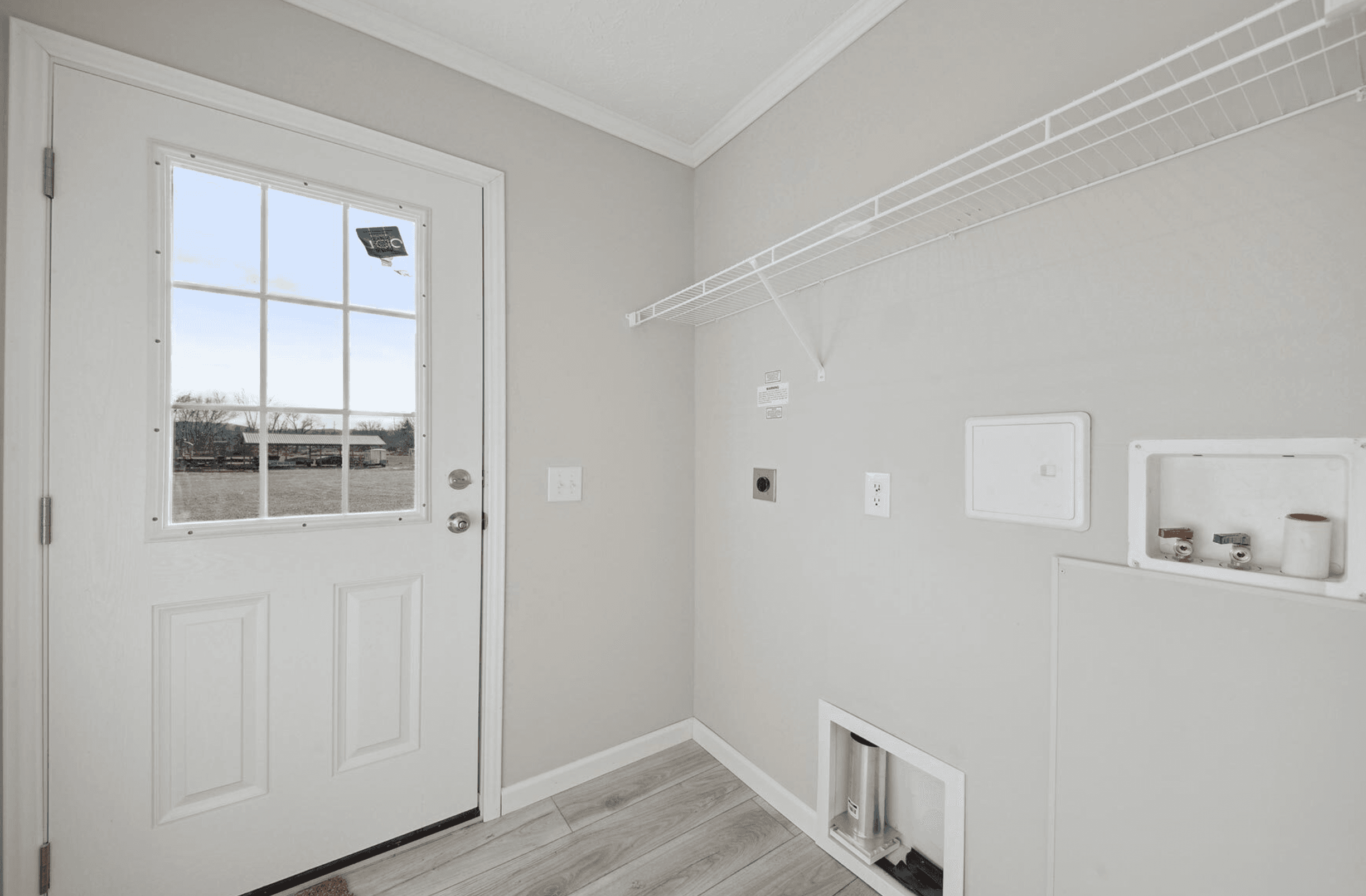 N656 interior home features