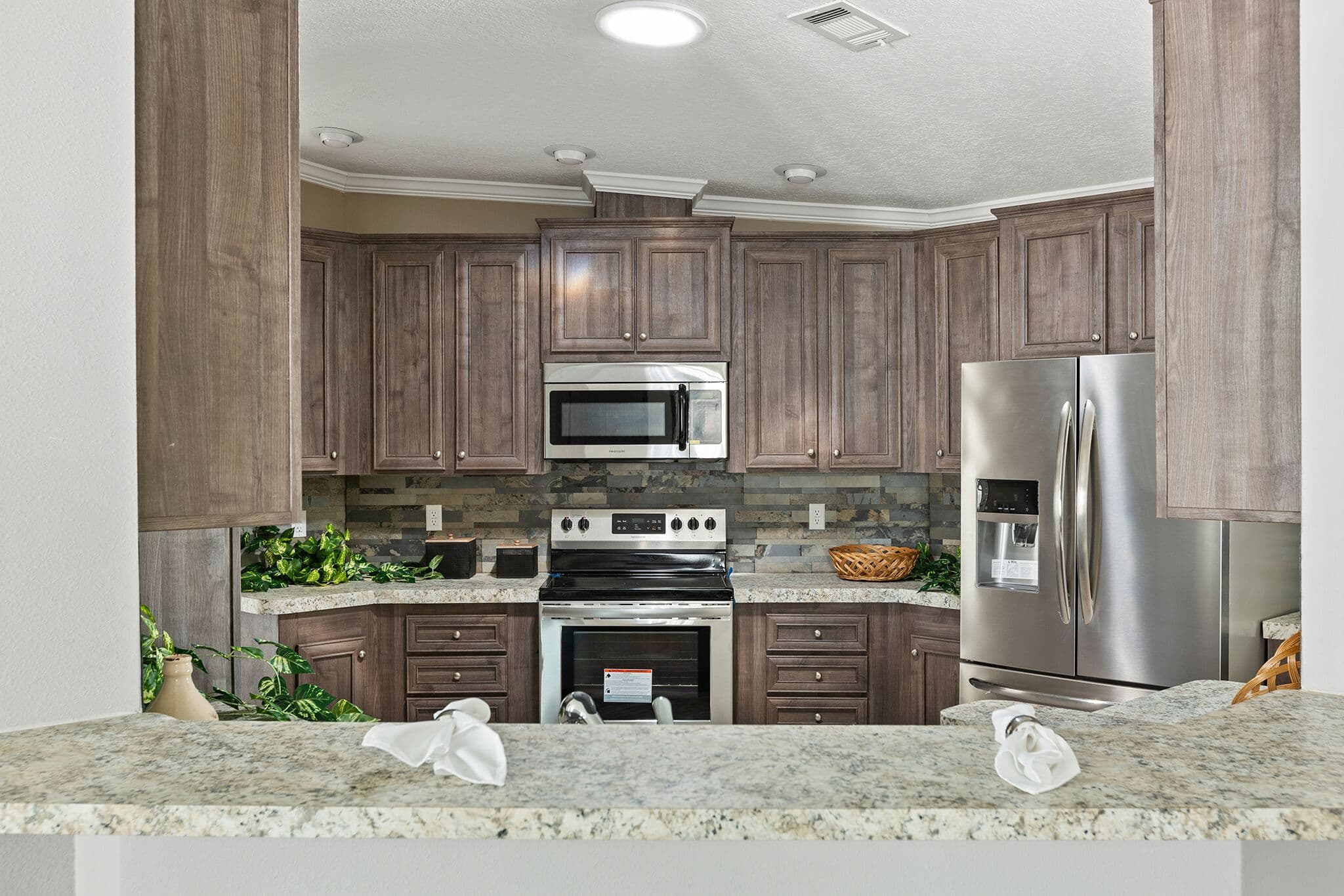 Adrian 3272 kitchen home features