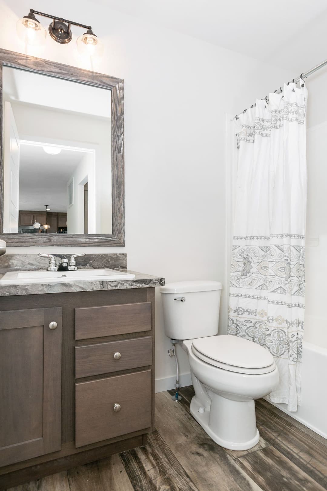 Somerset dr bathroom home features