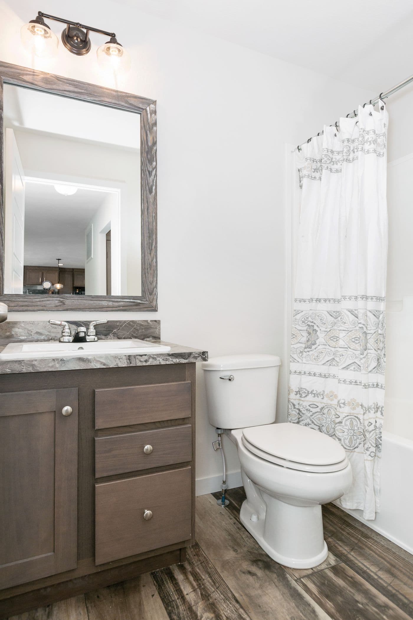 Somerset dr bathroom home features