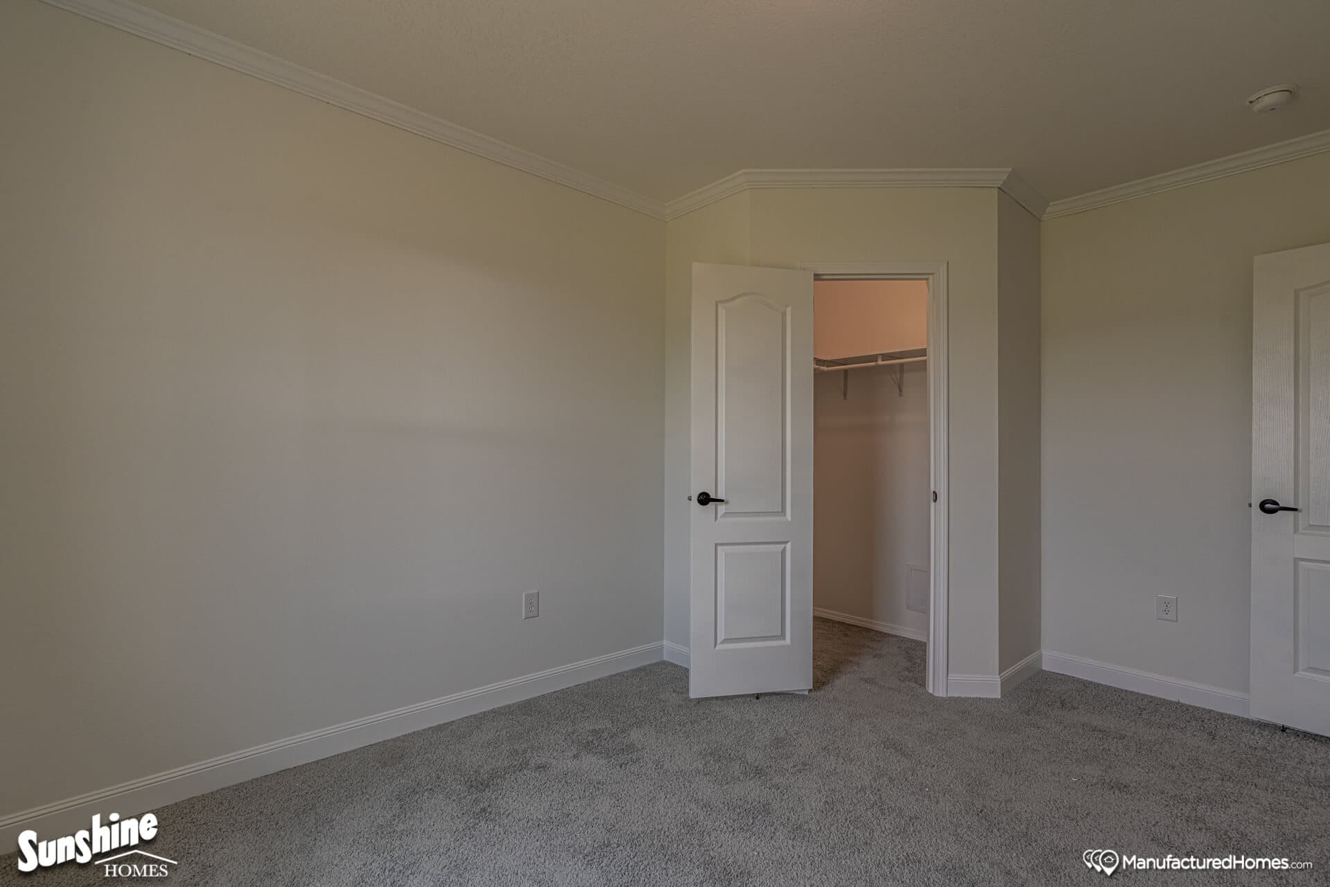 Pri3280-2049 bedroom home features