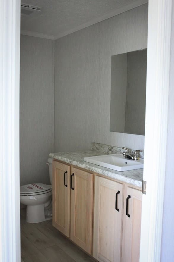 442 bathroom home features