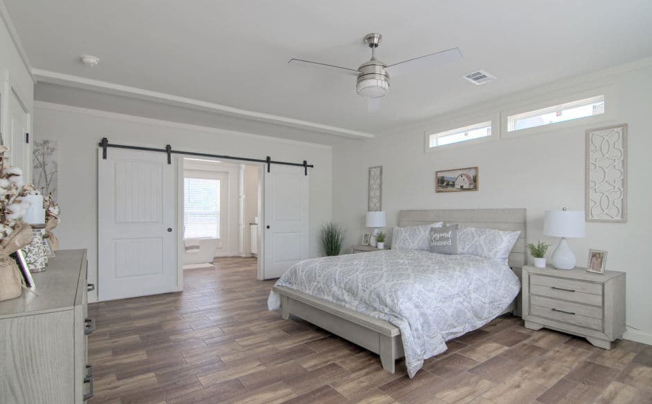 Pearl 6380 bedroom home features