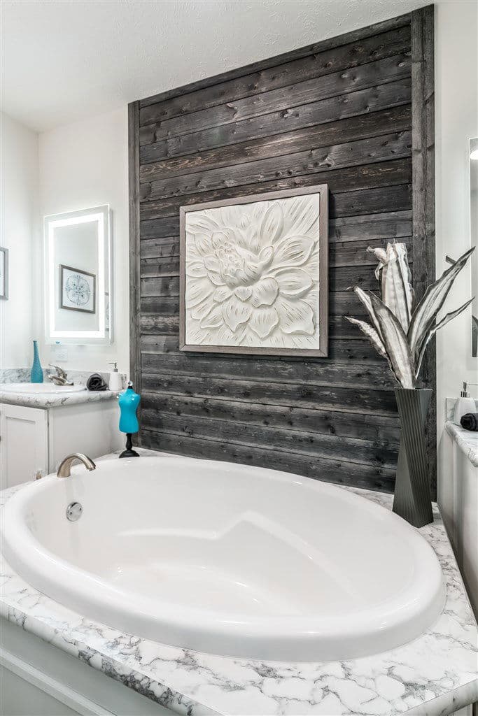 Ultra 13 bathroom home features