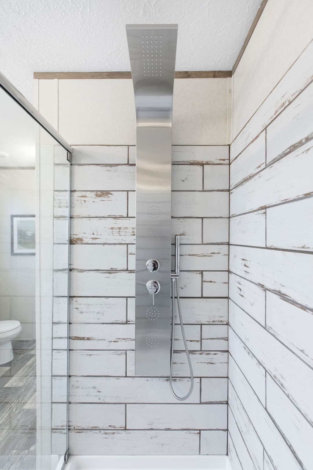 The southern farmhouse bathroom home features