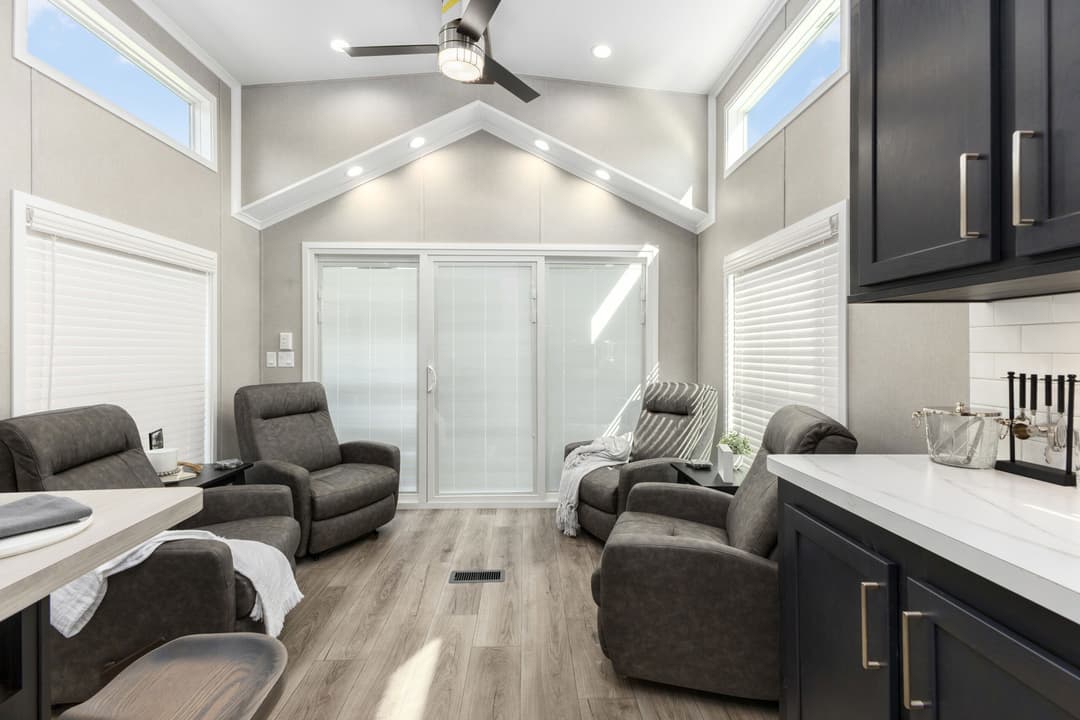 Island 6448p interior home features