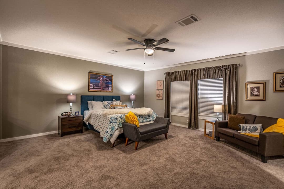 Magnum 30764m bedroom home features