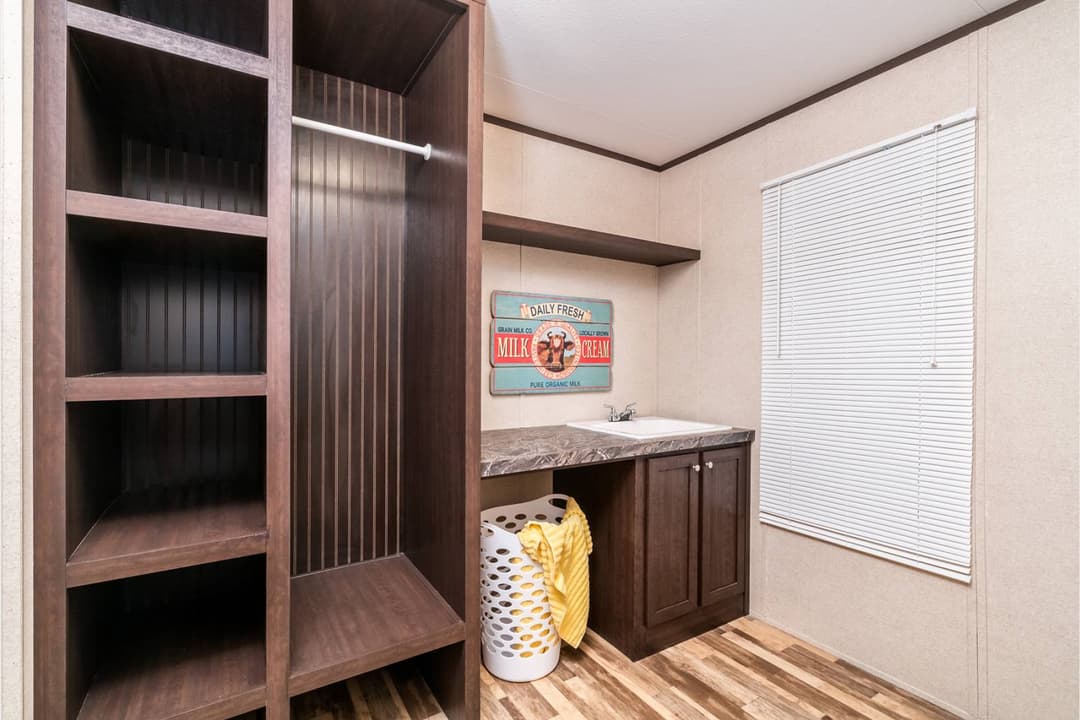 Cs1676g interior home features