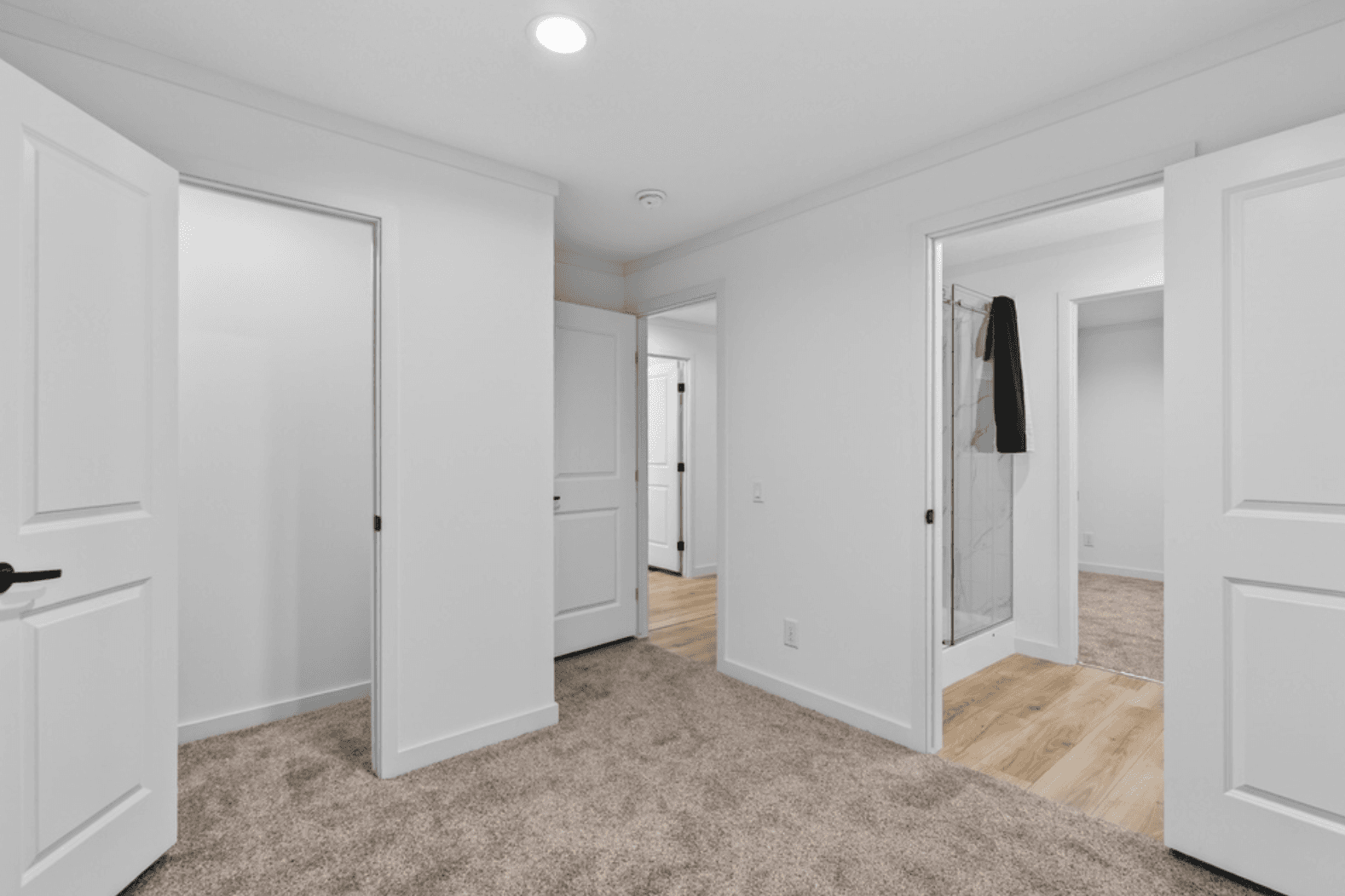 Aura 28644n bedroom home features