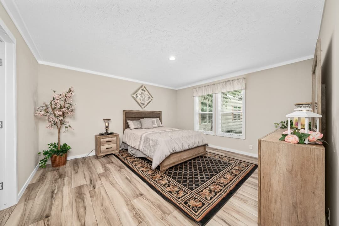 X model 32684x bedroom home features