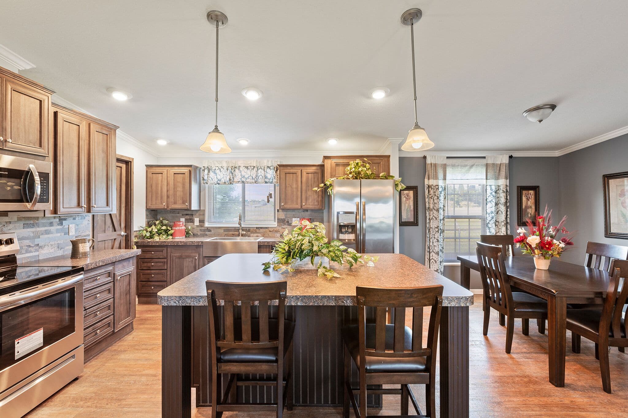 Taylor 2856 kitchen home features