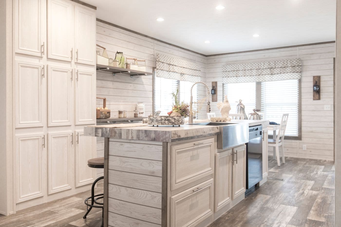 The southern farmhouse kitchen home features