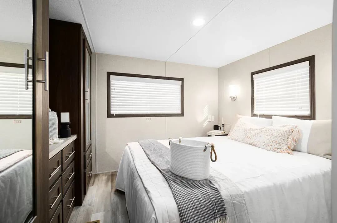 Lakeside bedroom home features