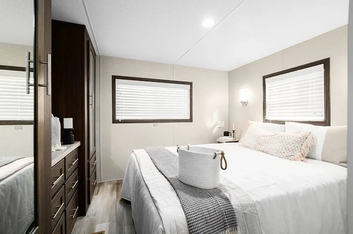 Lakeside bedroom home features