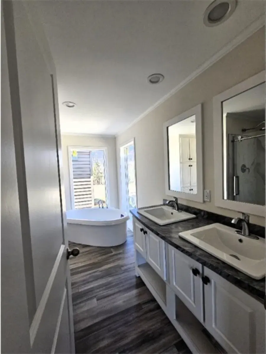 Spinel 64 bathroom home features