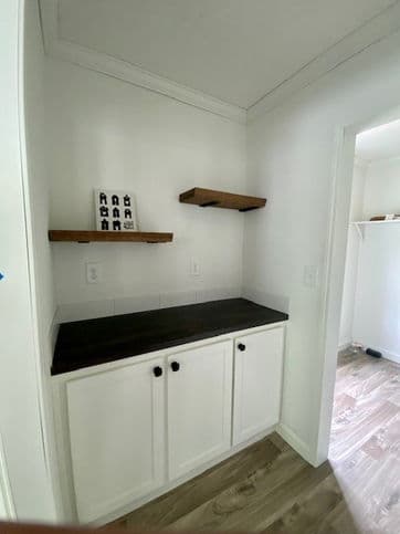 Country manor 32663m interior home features