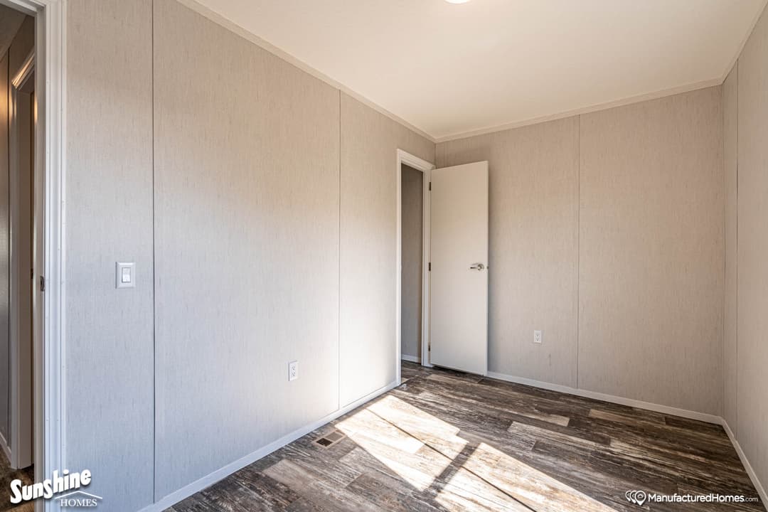 Arc1470-7000 bedroom home features