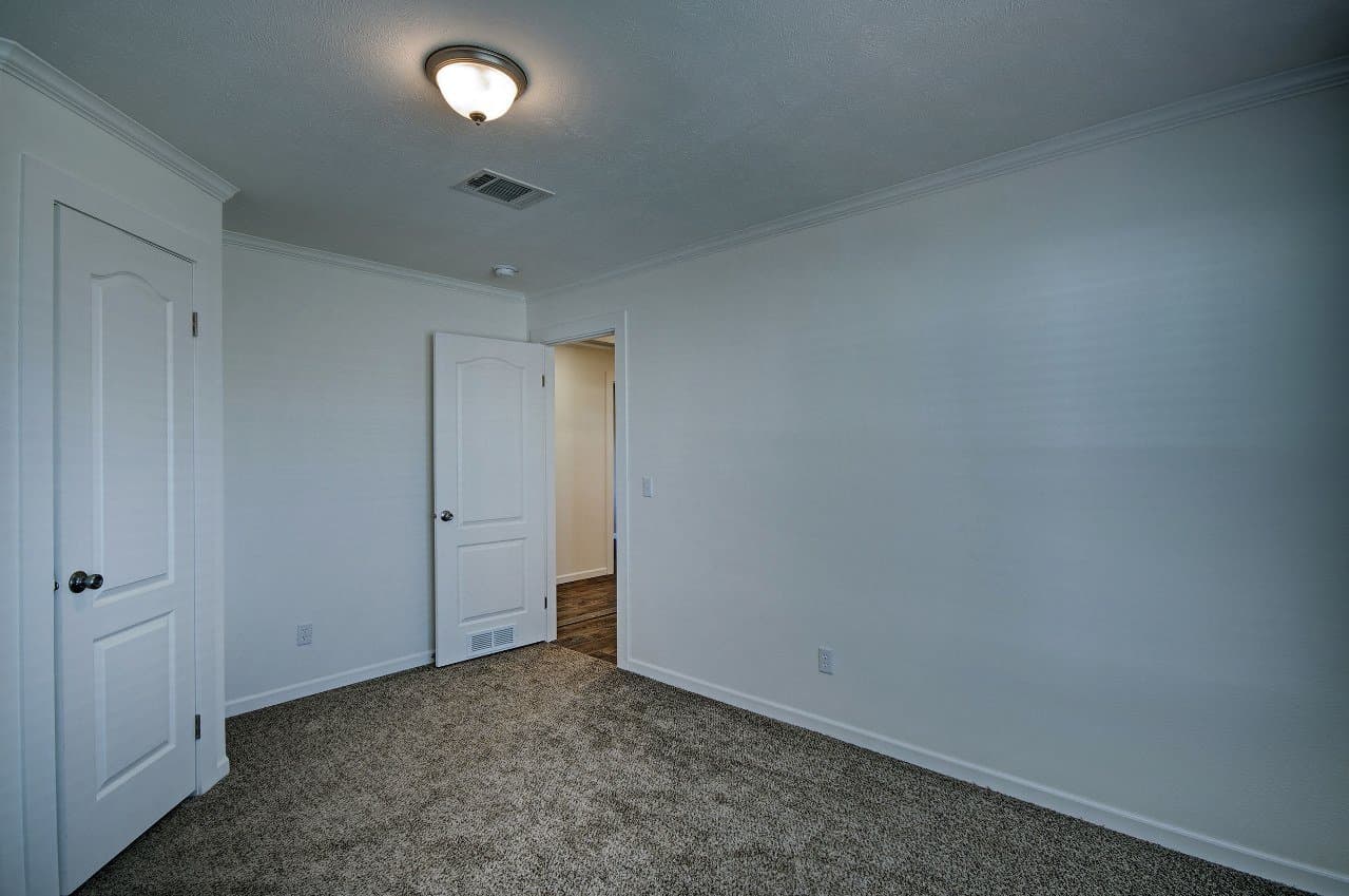 Sardis bedroom home features