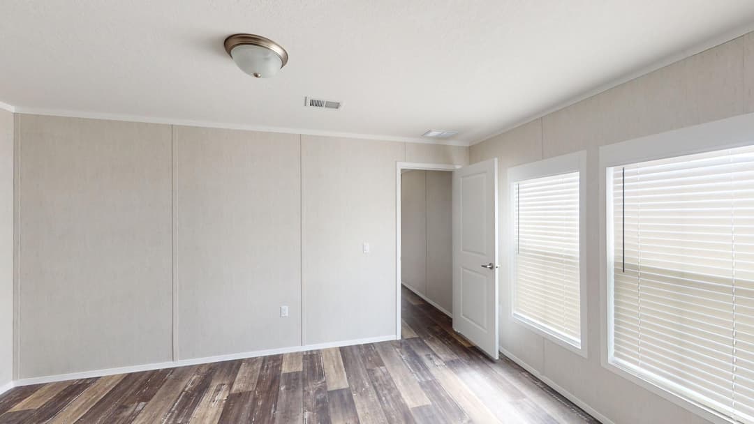 Arc1664-7005 bedroom home features