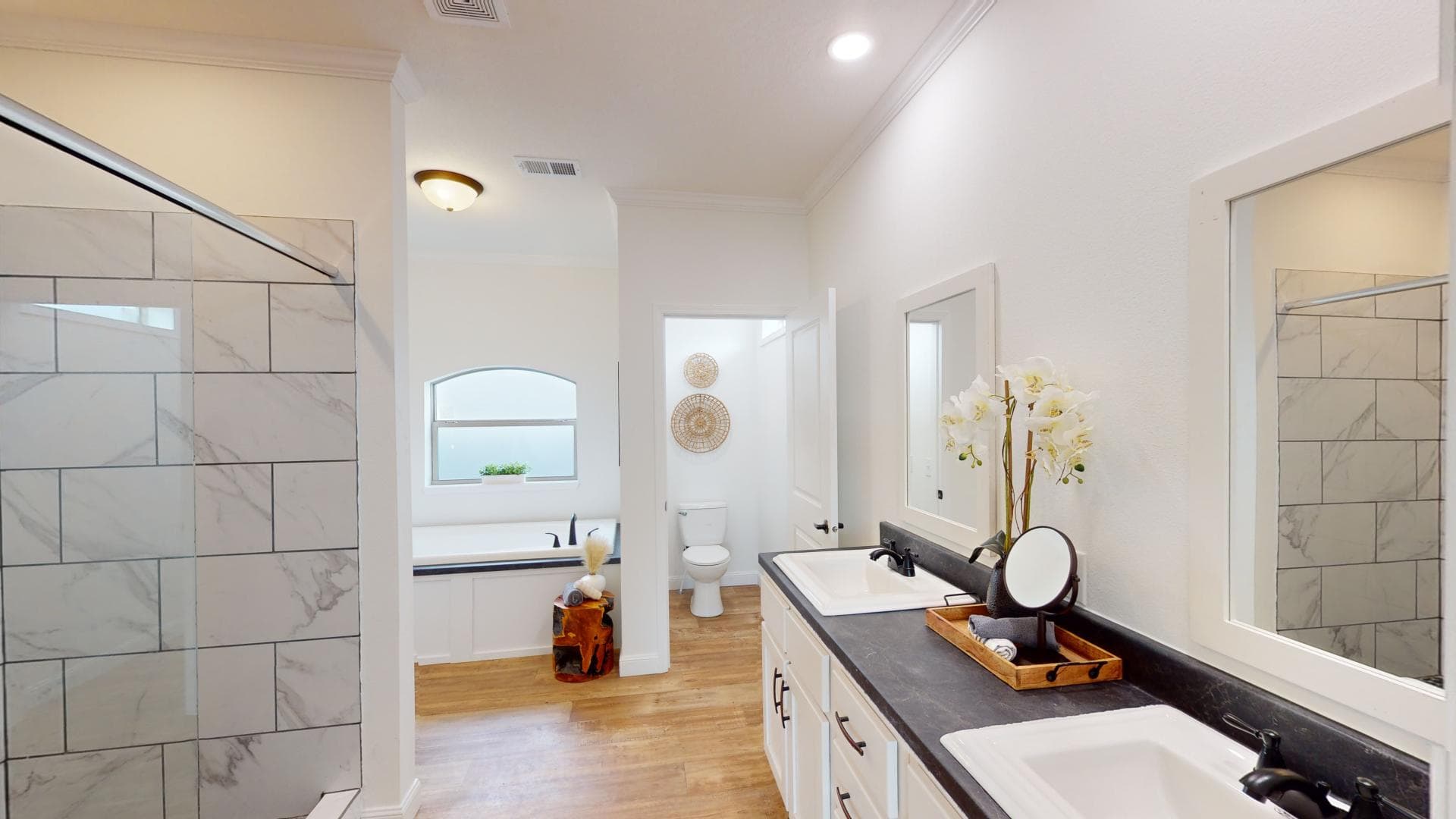 Pri3284-2010-2 bathroom home features