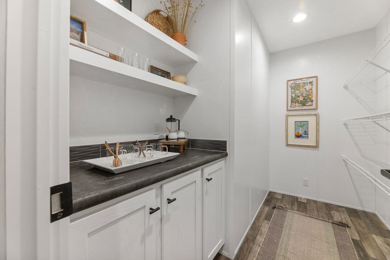 Stratos 28643b interior home features