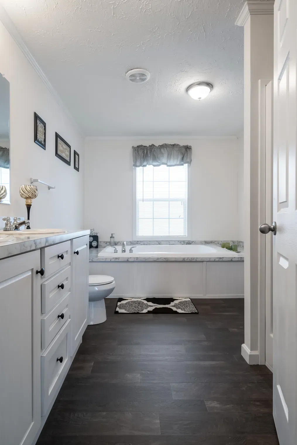 Park avenue bathroom home features