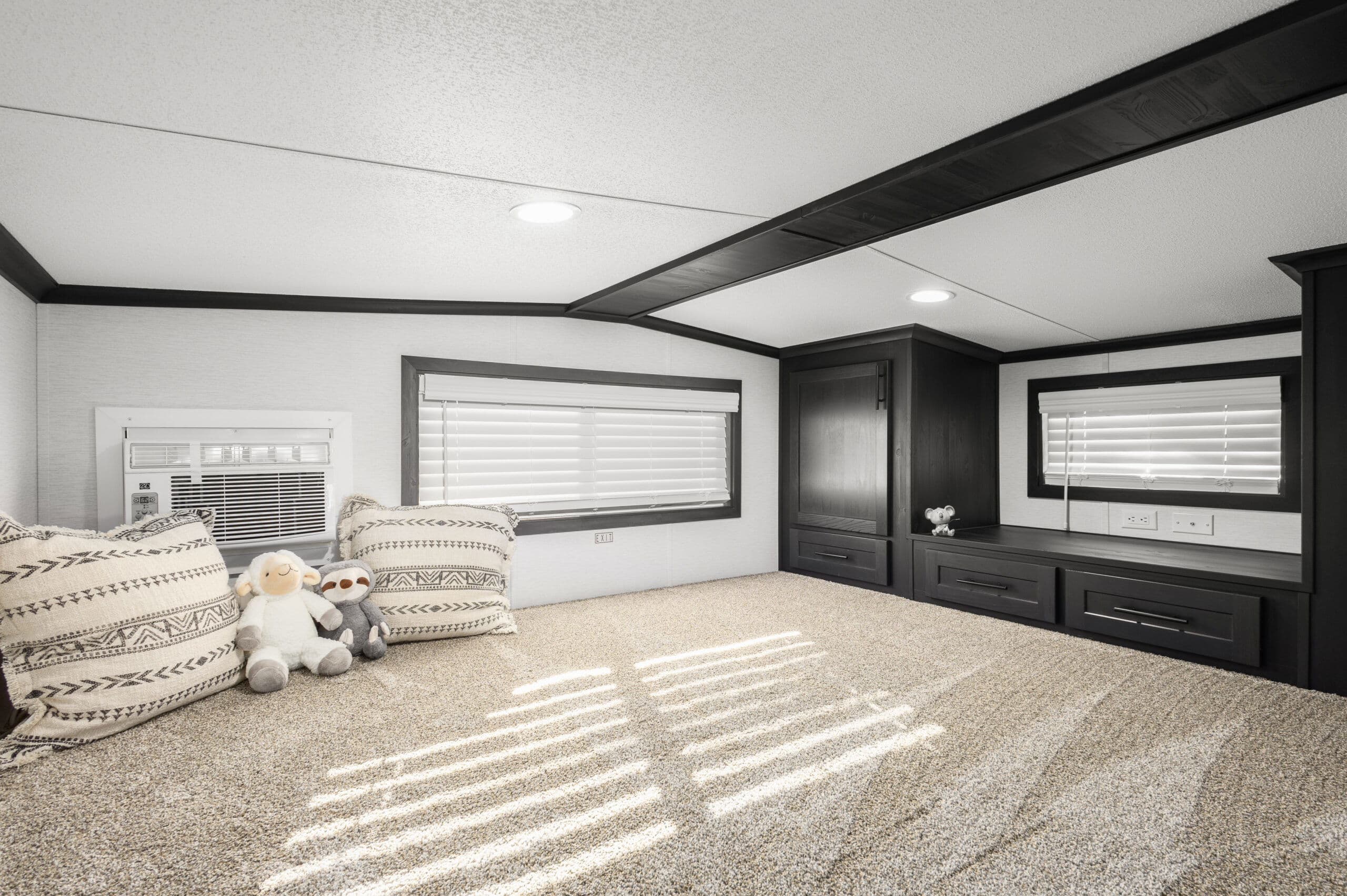 Lakeside 8104bk bedroom home features