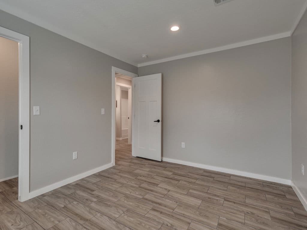 28603n bedroom home features