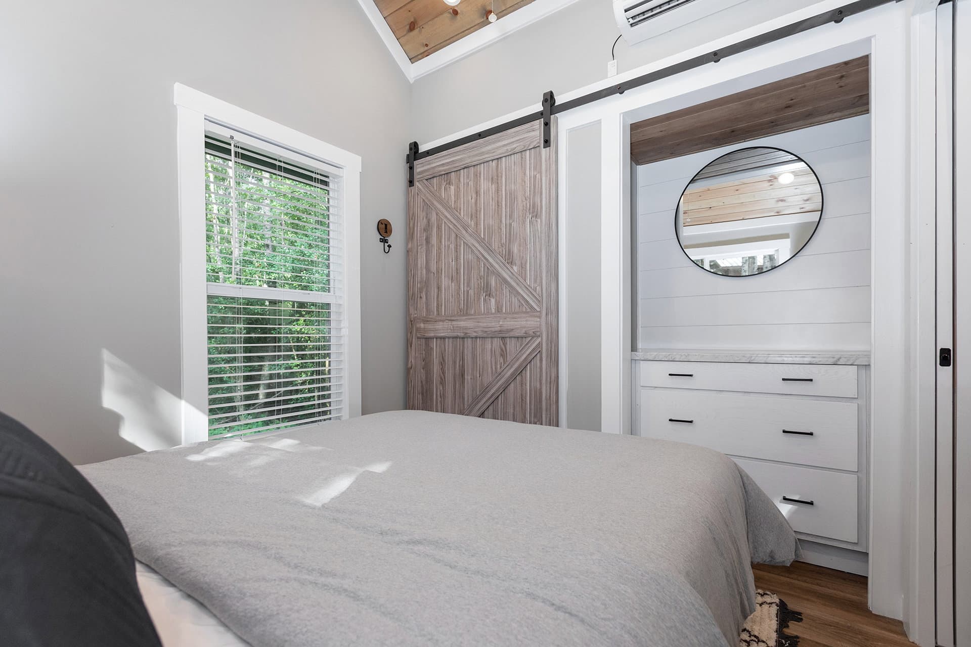 Coldwater bedroom home features