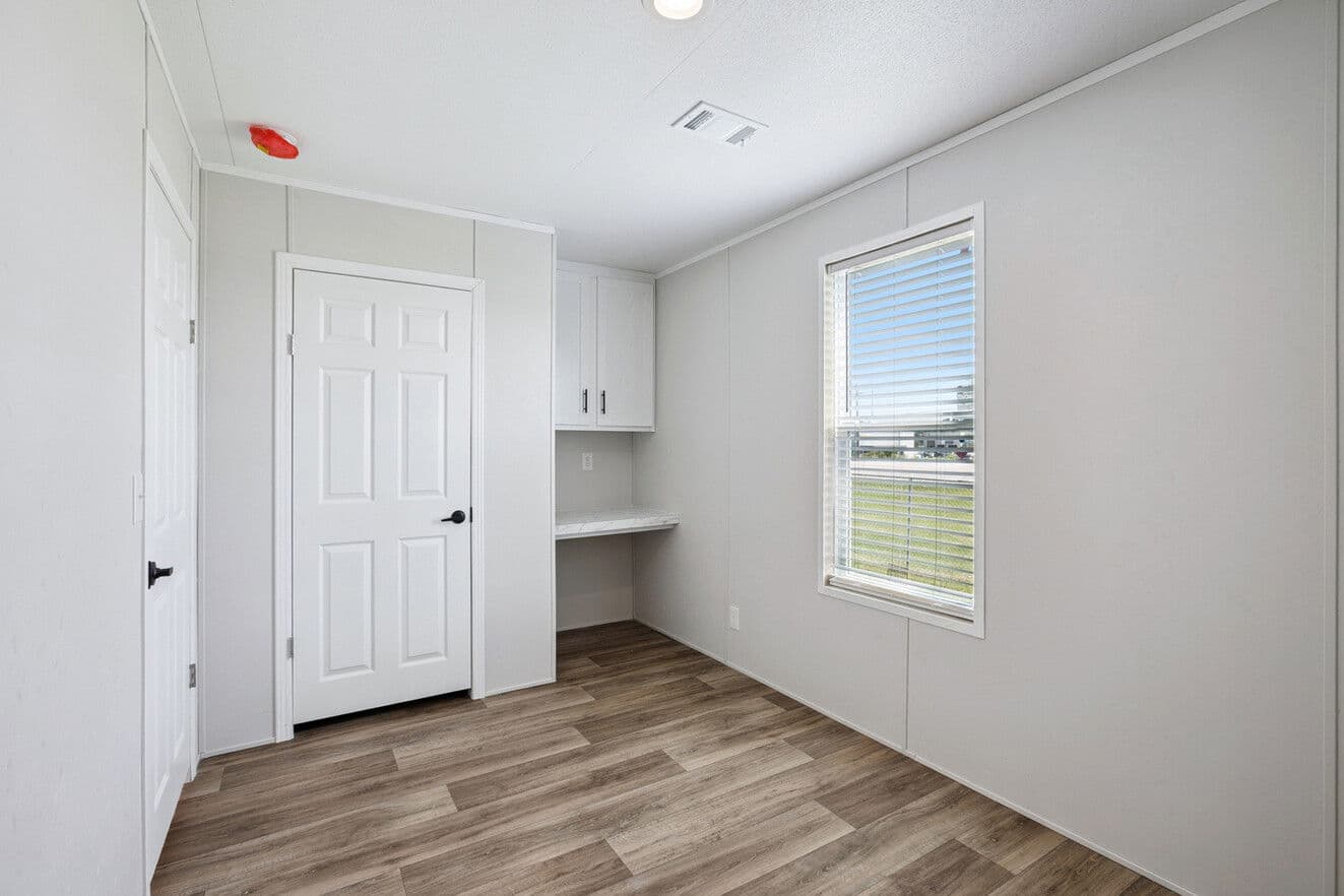 Valor 16763n bedroom home features