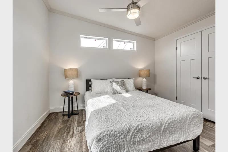 Contemporary cabin a701 bedroom home features