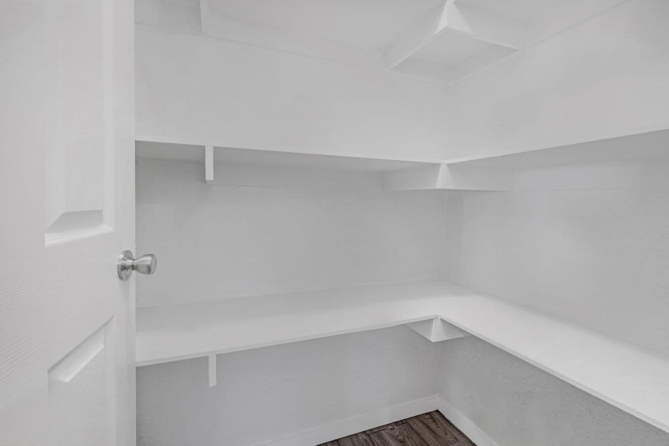 Topaz 28563a interior home features