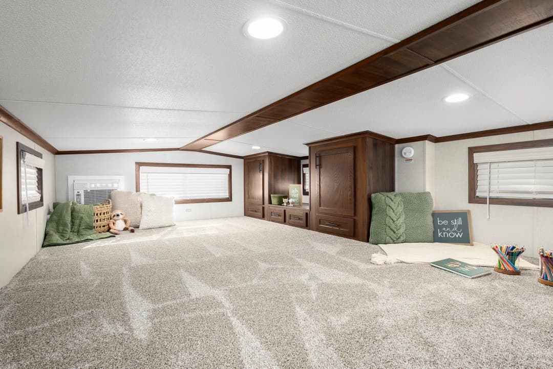 Lakeside 8113 bedroom home features