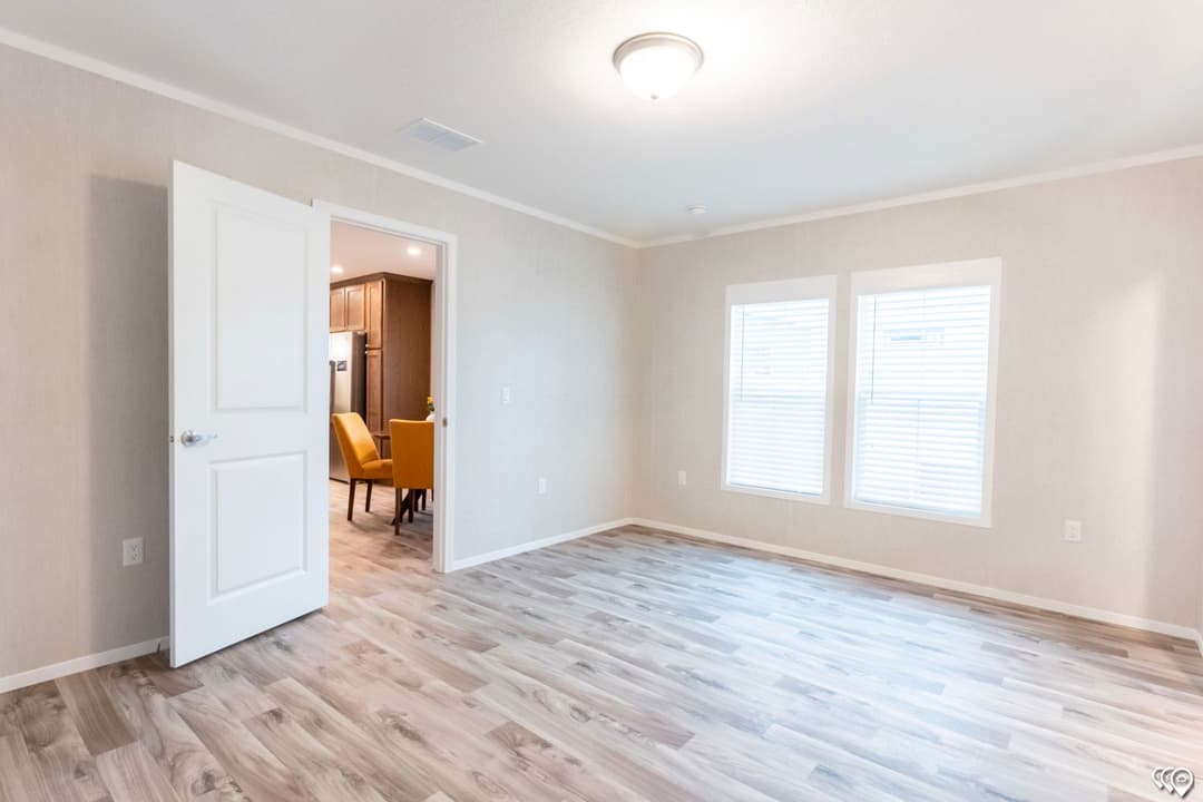 Arc1680-8012 bedroom home features